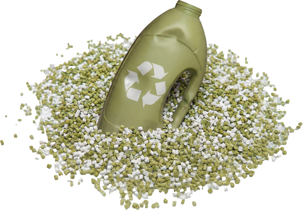 Kunststoff-Flasche mit Recycling Symbol auf Granulathaufen